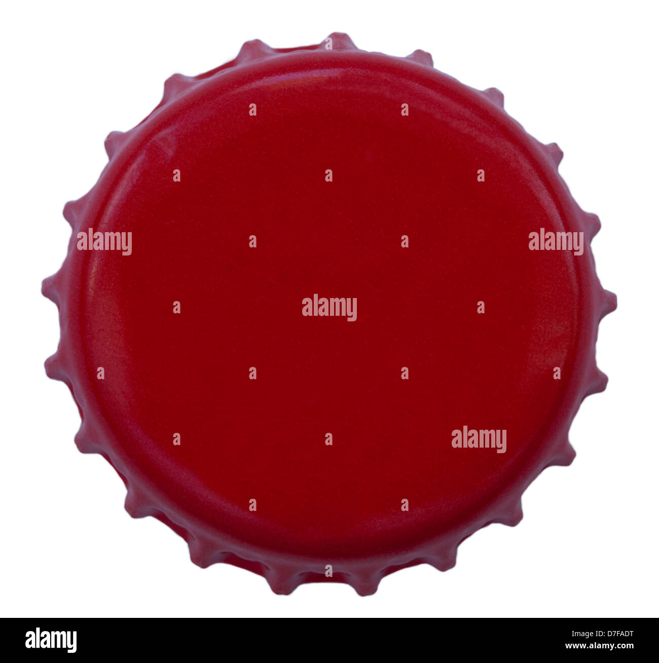 Una tapa metálica de color rojo, utilizado para el vidrio de las botellas  de gaseosas. Aislado sobre fondo blanco Fotografía de stock - Alamy