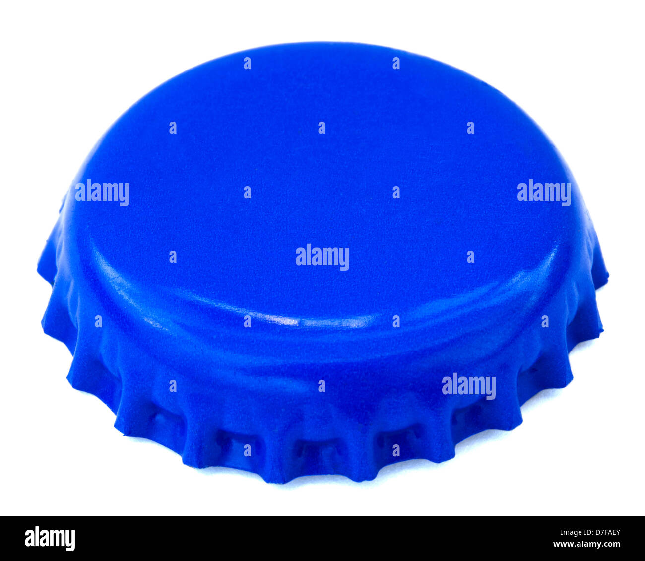 Una tapa metálica de color azul, utilizado para el vidrio de las botellas  de gaseosas. Aislado sobre fondo blanco Fotografía de stock - Alamy