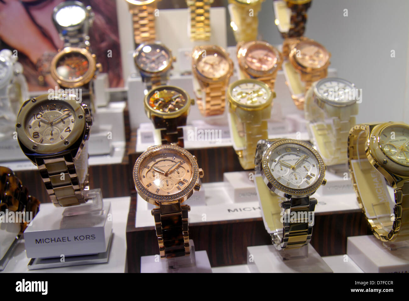 Miami Beach Florida,Lincoln Road mall,ventana,venta de cajas de venta al  por menor,relojes,Michael Kors,joyería,joyería,joyería,FL120720042  Fotografía de stock - Alamy