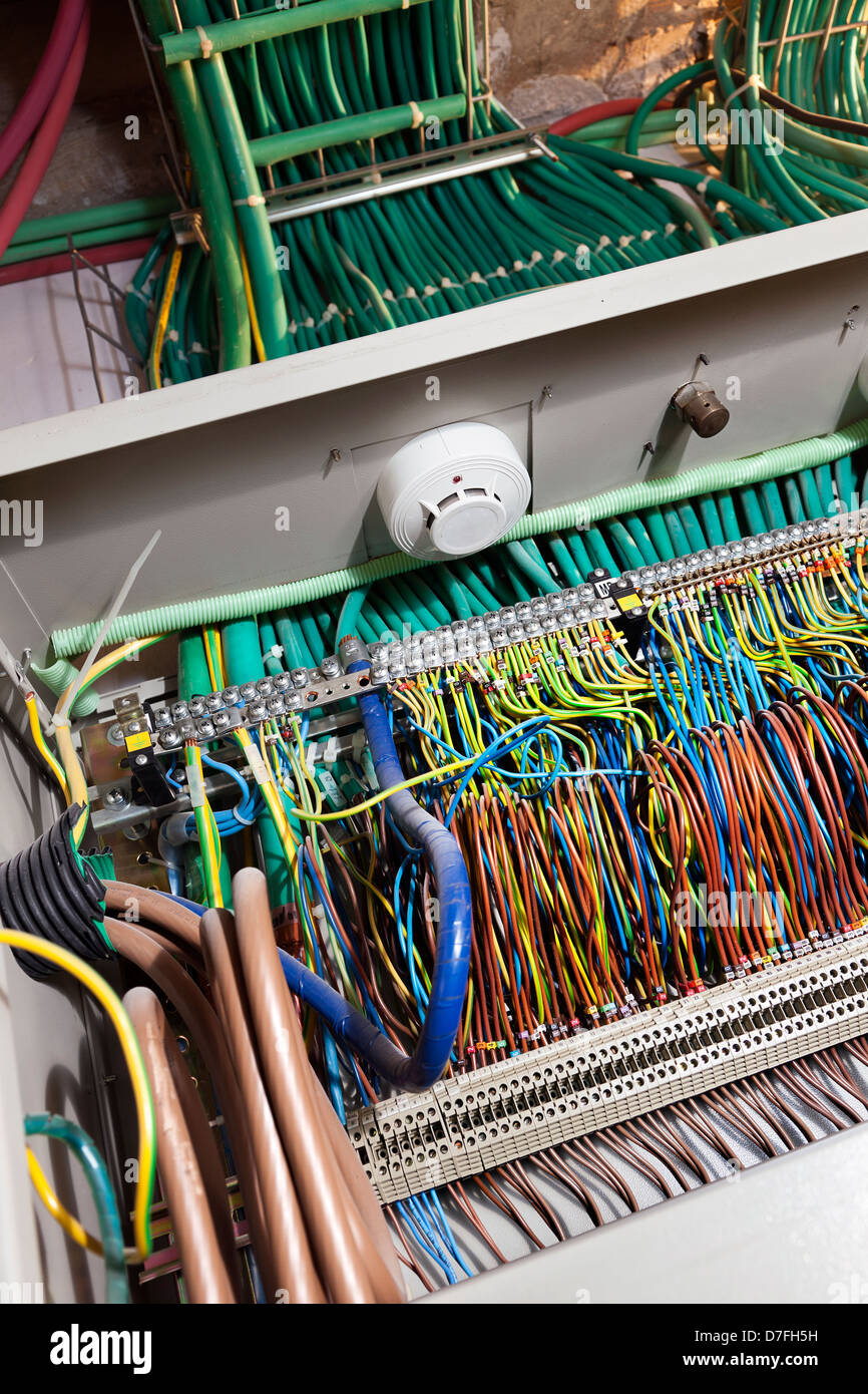 Inclinado ver gran número de cables eléctricos en varios colores la  distribución de flujo de electricidad en diversas localidades de grandes  Fotografía de stock - Alamy