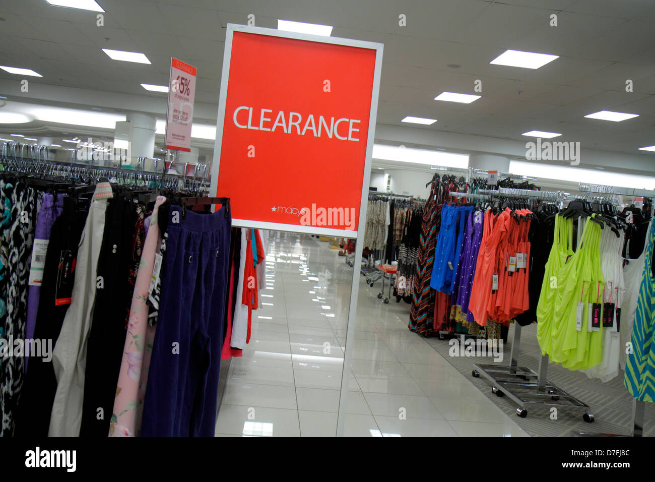 Miami Florida,Dadeland mall,venta de vitrales,Macy's,grandes  almacenes,interior,mujeres,ropa,accesorios,lujo,letrero,liquidación,especial,venta  Fotografía de stock - Alamy