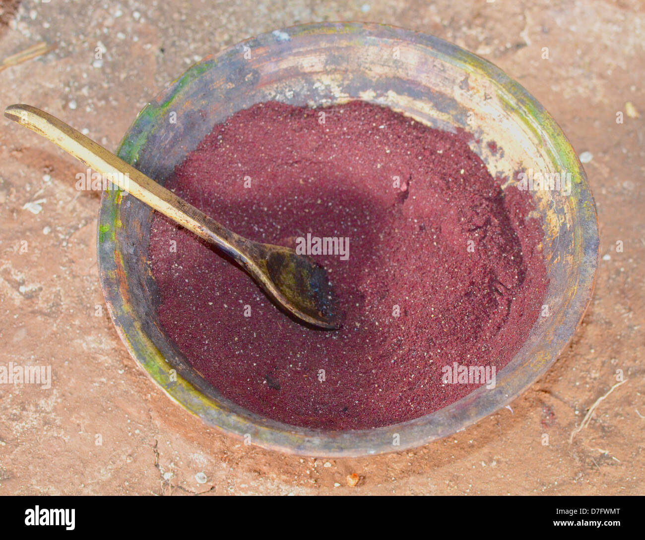 Un recipiente que contiene el tinte natural de la cochinilla. Foto de stock