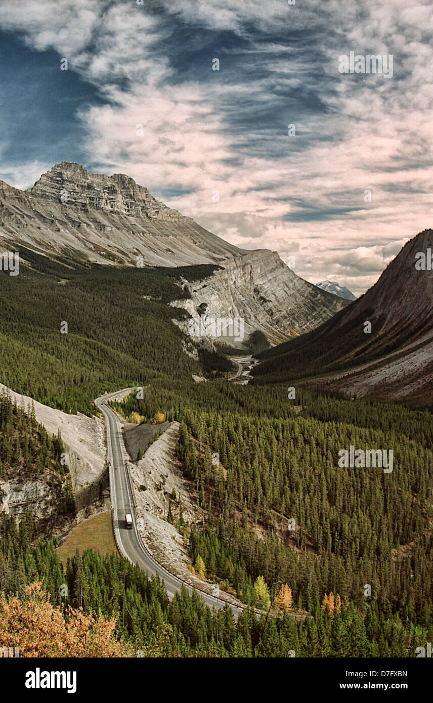 Carretera de montaña en el Canadian Rickies Foto de stock