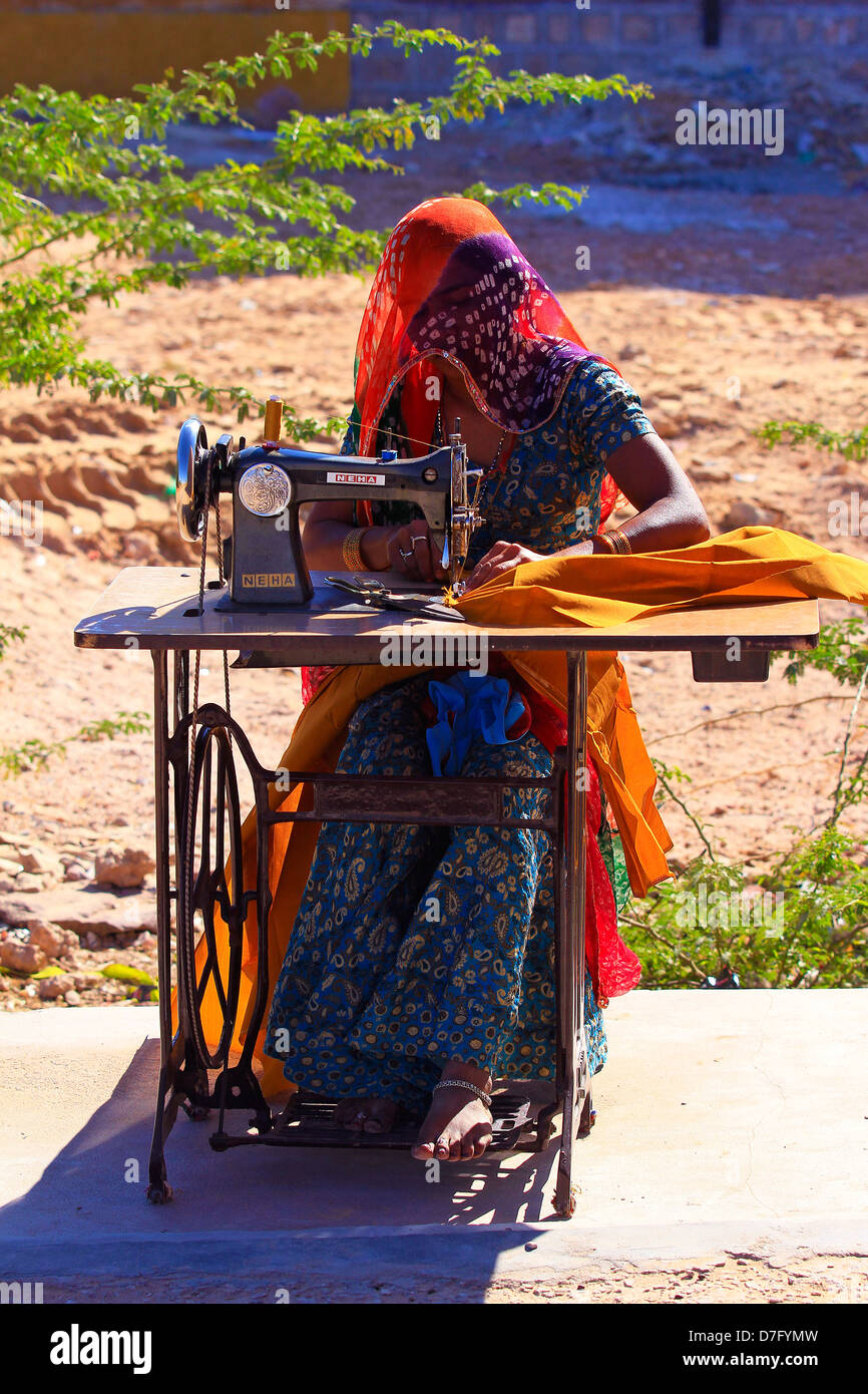 Mujer de costura Foto de stock