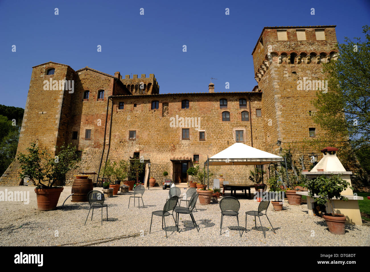 Italia, Toscana, Val d'Orcia, Castillo de Spedaletto agriturismo Foto de stock