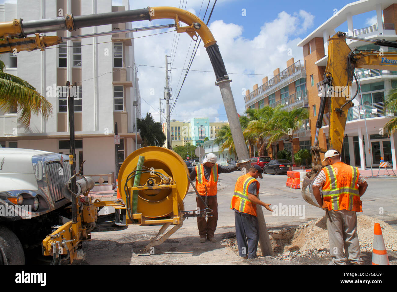 Miami Beach Florida, Ocean Drive, carretera, bajo construcción nueva edificio constructor, reparación, mejoras de capital, trabajadores de la ciudad, vacío, camión, excavadora, equis Foto de stock
