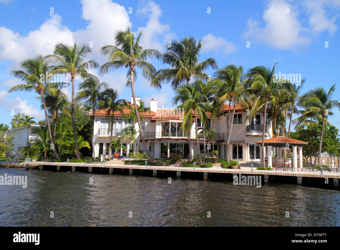 Florida Ft. Fort Lauderdale, New River water, frente al mar, casa, casas casas casa casas residencia, residencia, mansión, palmeras, isla de Capri D Foto de stock