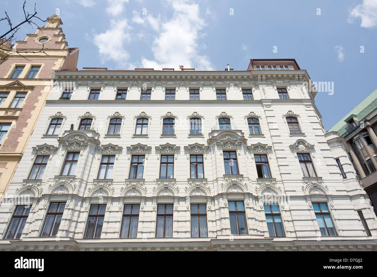 Neobarroco edificio de apartamentos en Viena Foto de stock