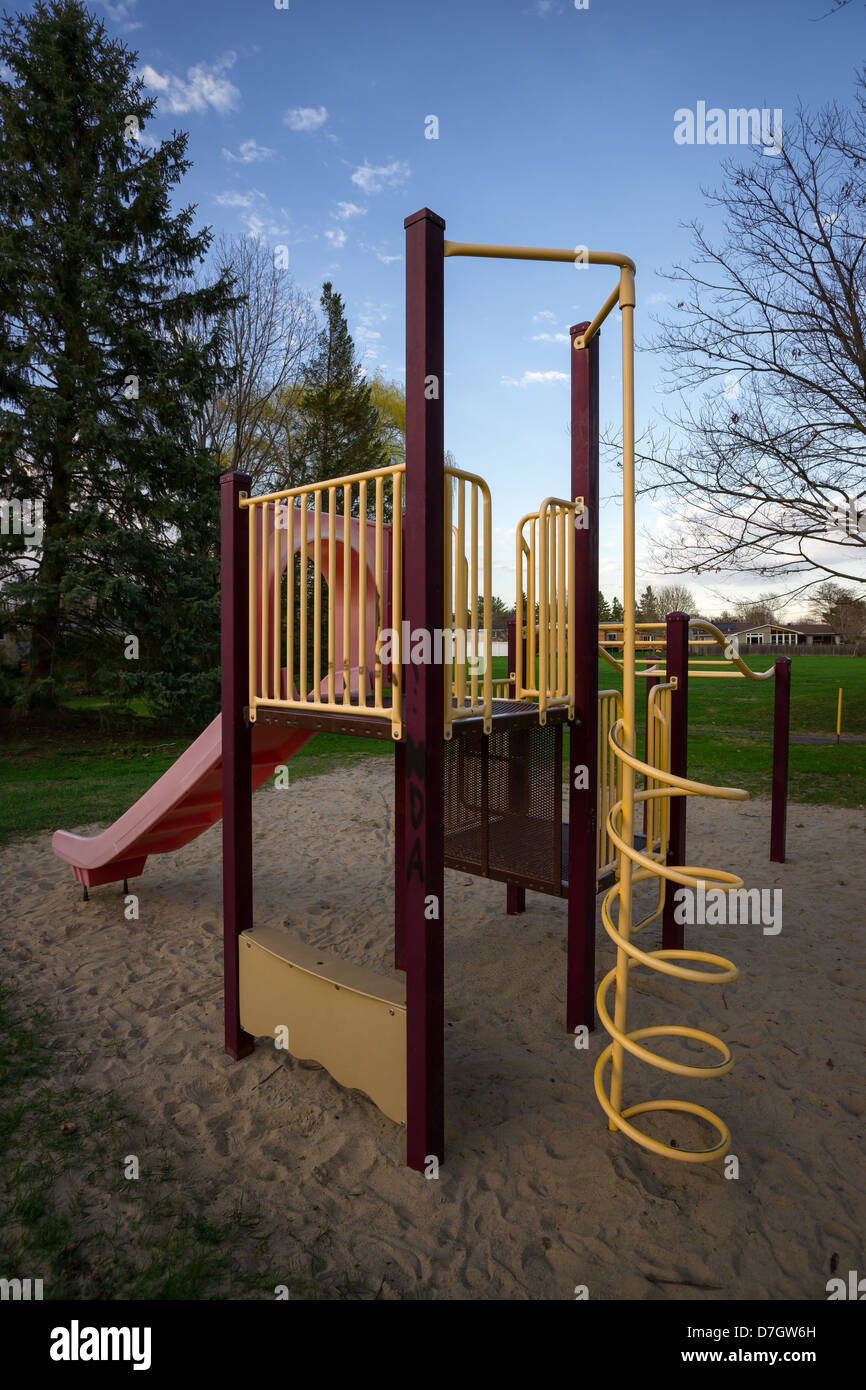 Una estructura de juegos infantiles o gimnasia de selva en un parque público o el patio de recreo. Foto de stock