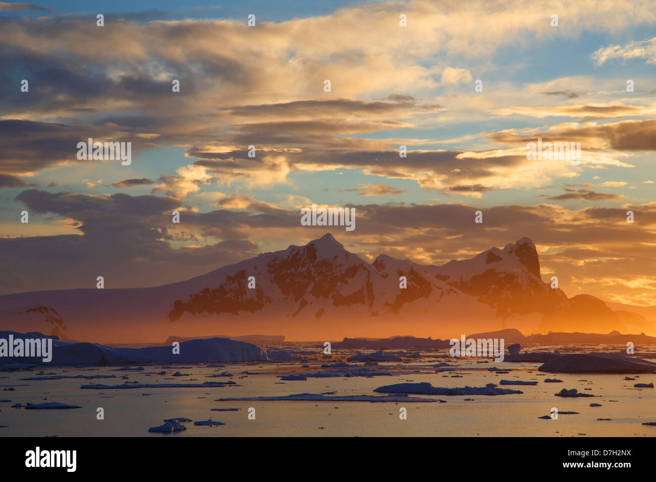 Atardecer / amanecer mientras viajamos por debajo del Círculo Antártico, la Antártida. Foto de stock