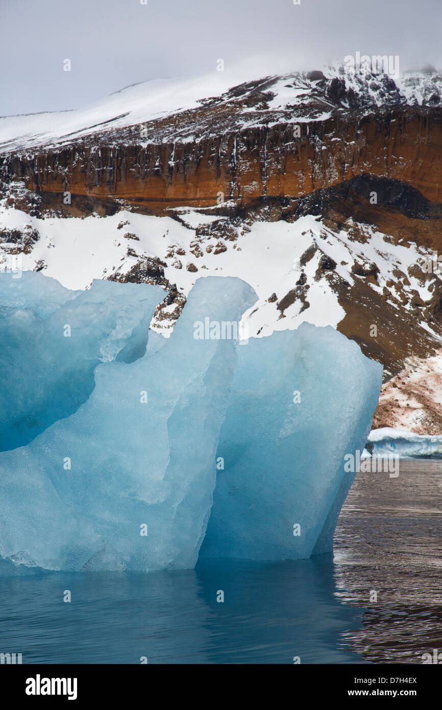 Los icebergs en Brown Bluff, en la Antártida. Foto de stock