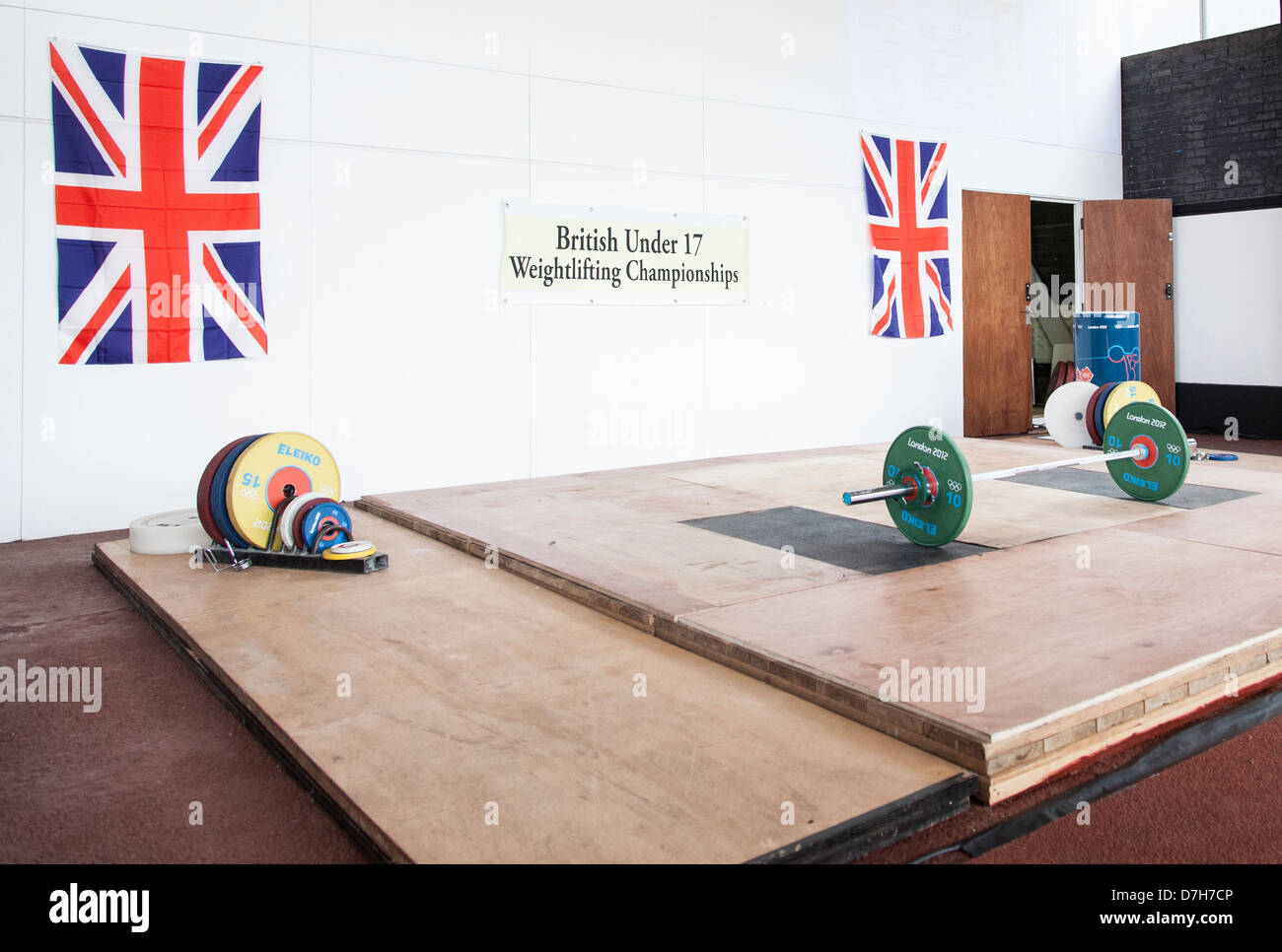 GBR, British weightlifting Championships. GB banderas olímpicas y barra de pesas con pesos Olímpicos. Londres 2012. Foto de stock