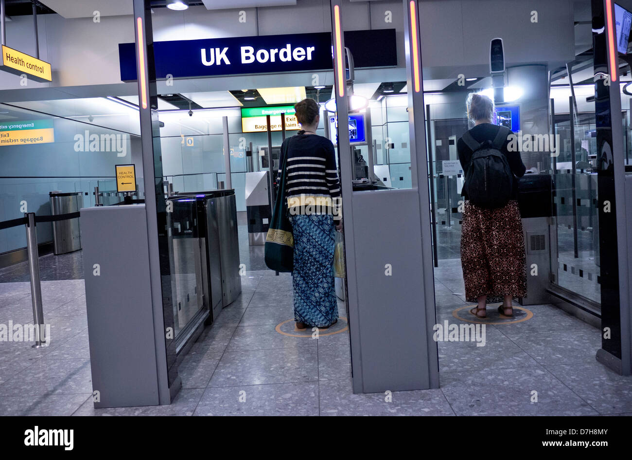 Reino Unido pasaporte biométrico control fronterizo para los pasajeros que llegan a la terminal 3 del aeropuerto de Heathrow de Londres Foto de stock