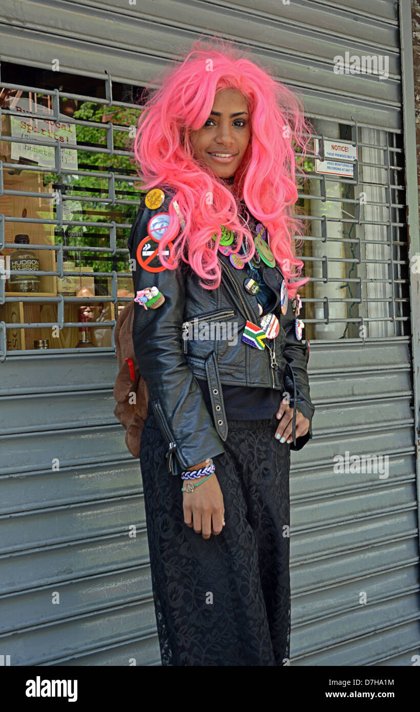 Retrato de una mujer hermosa en una peluca rosa en Greenwich Village, Nueva  York Fotografía de stock - Alamy