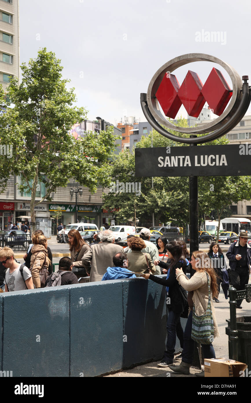 Santiago de Chile la estación de metro Santa Lucia Foto de stock