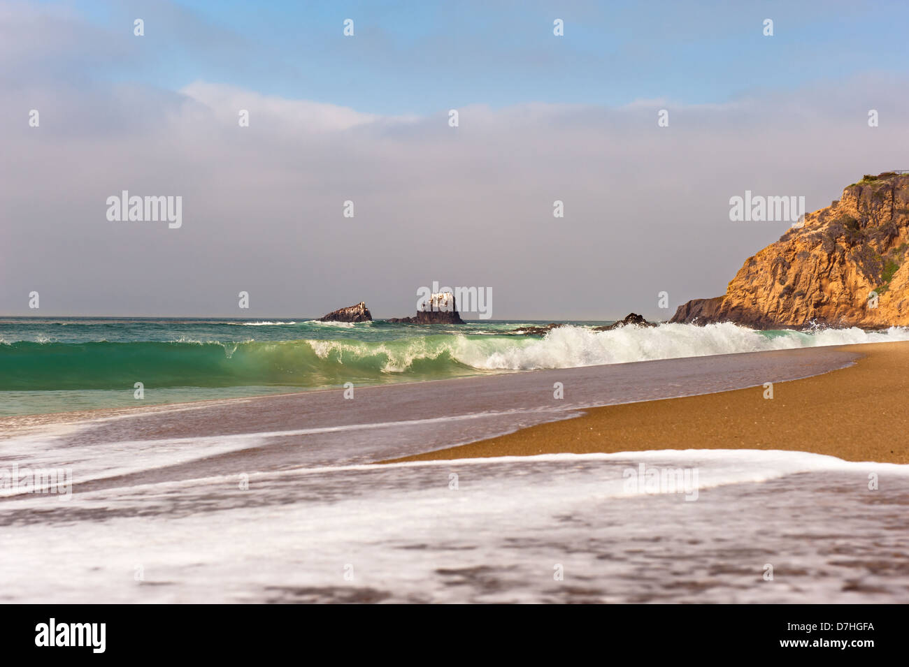 Olas rompiendo a lo largo de la costa de una pequeña cala en Laguna Beach, California. Foto de stock