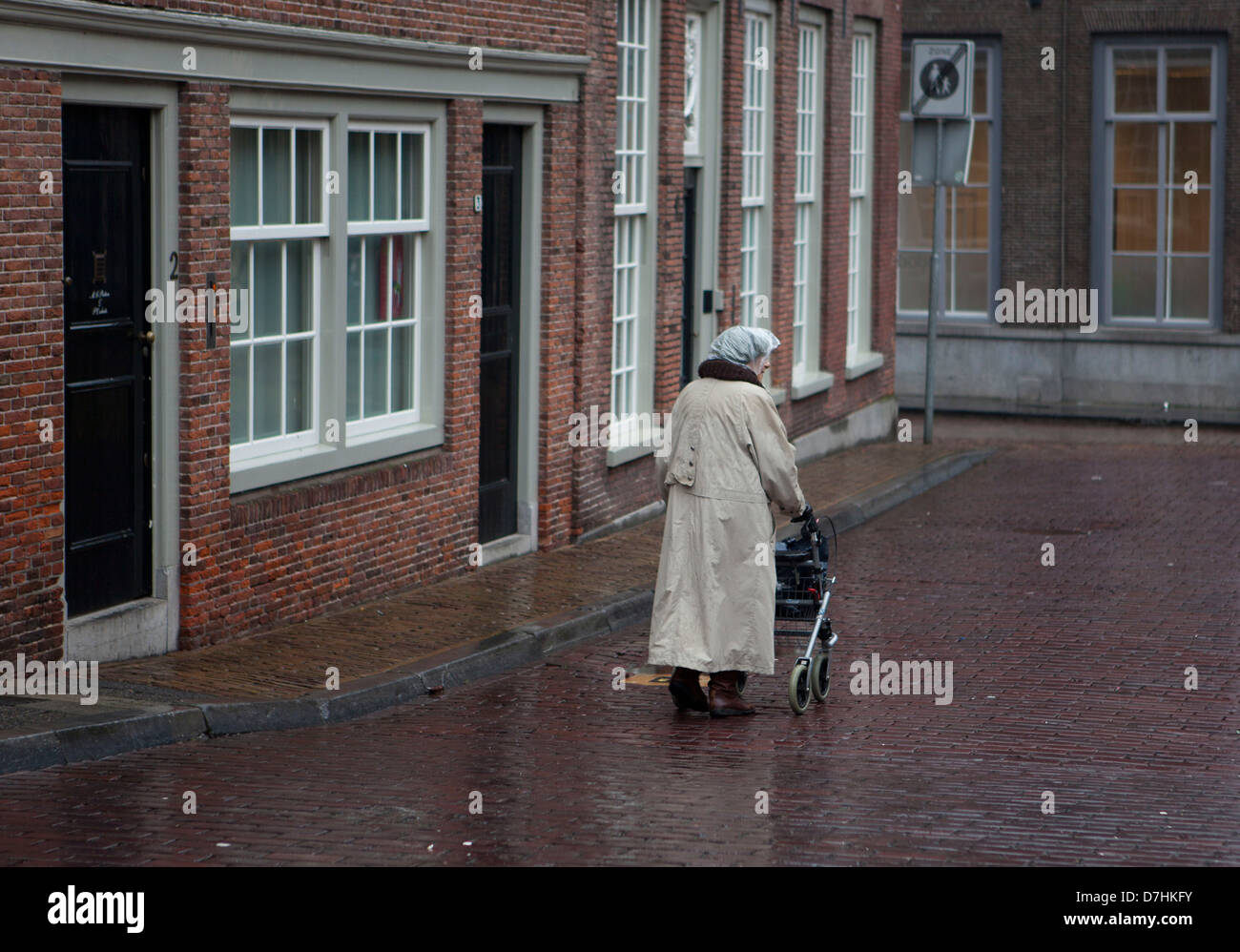 Anciana con walker en Holanda Foto de stock