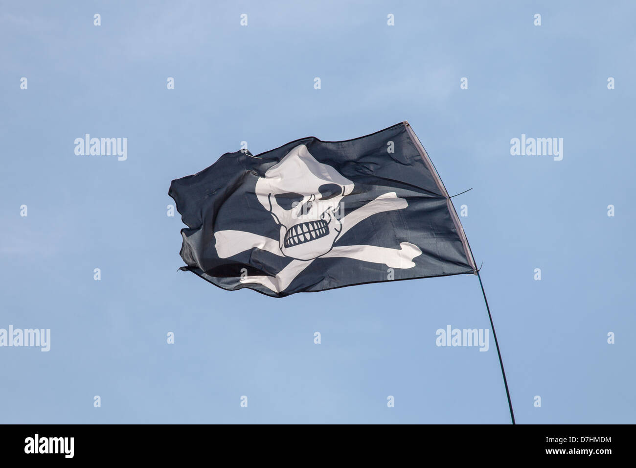 Cráneo y huesos cruzados de la bandera, también conocida como Jolly Roger Foto de stock