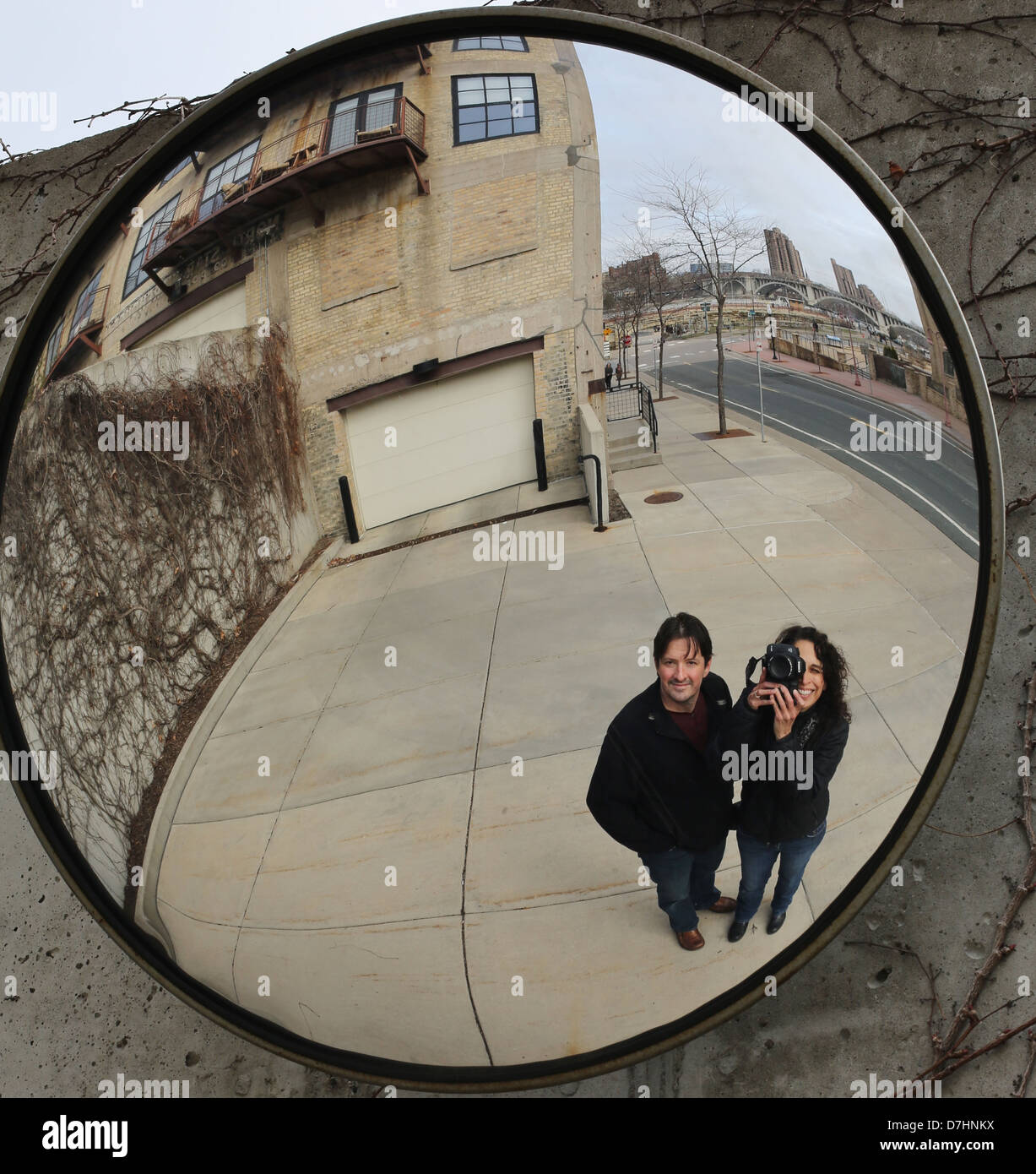 Una pareja en su 40s vistos a través de un ojo de pez espejo en una calle de  la ciudad Fotografía de stock - Alamy