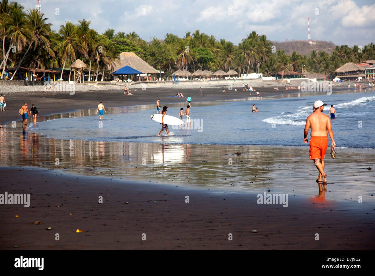 Playa El Tunco, un vibrante destino de playa y surf en la costa del