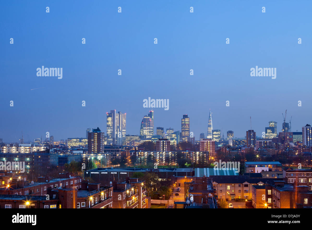 Ciudad de Londres vista desde el punto más alto al atardecer, con piezas de Hoxton, Shoreditch Park en un primer plano Foto de stock