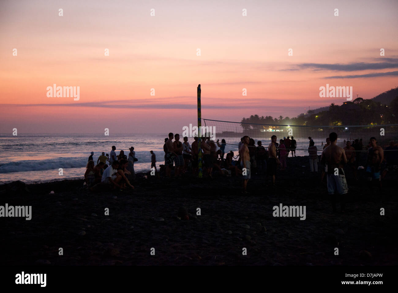 Playa El Tunco, un vibrante destino de playa y surf en la costa del