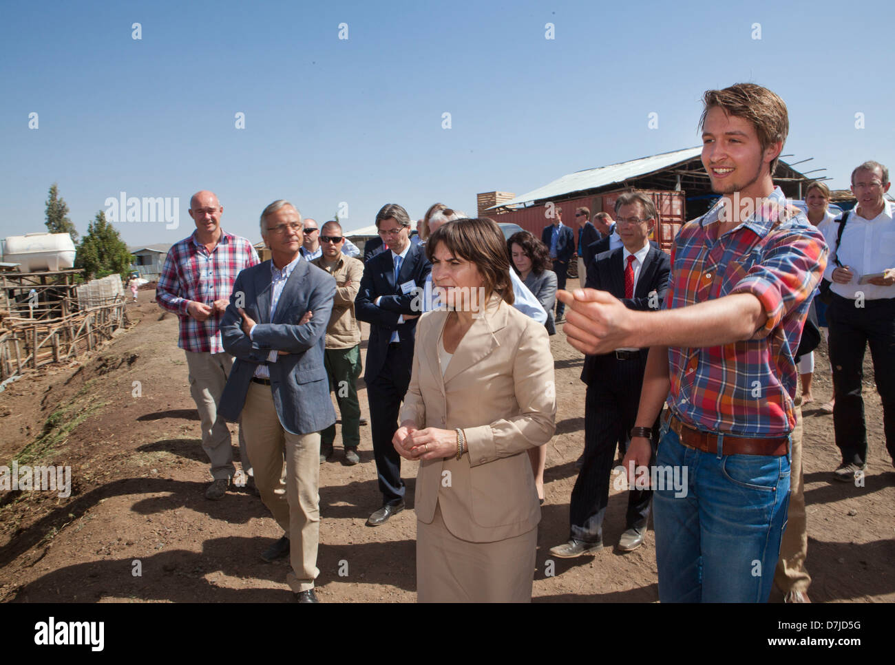 Ministro holandés lilanne ploumen (ayuda al desarrollo) visita una granja fuera holandés Addid Abbeba, Etiopía. Foto de stock