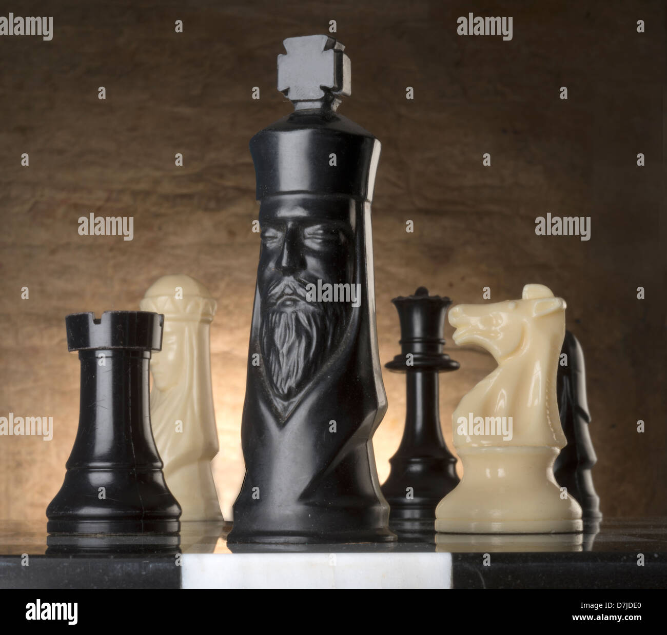 Piezas de ajedrez en el tablero de juego de mármol Foto de stock