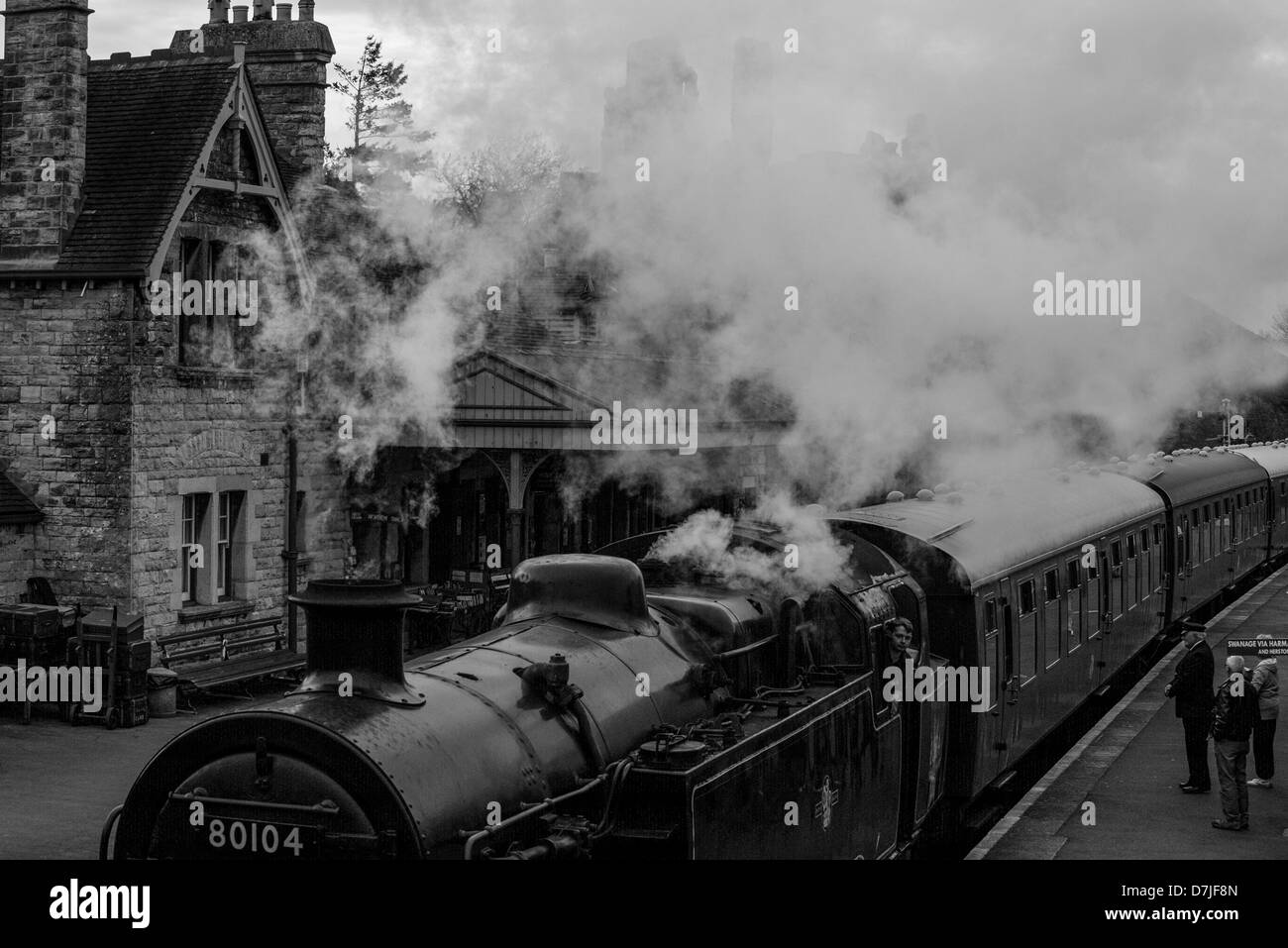 Imagen en blanco y negro de Swanage Railway tren de vapor que llegó a el castillo Corfe village, un Fideicomiso Nacional ubicación en Dorset, Reino Unido. Foto de stock