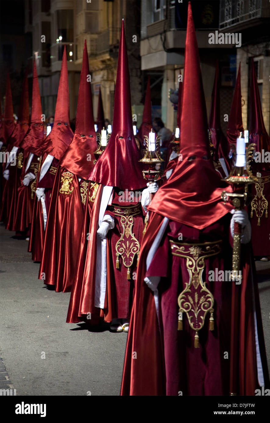 Nazarenos en una procesión nocturna durante la Semana Santa en Cartagena  (España Fotografía de stock - Alamy