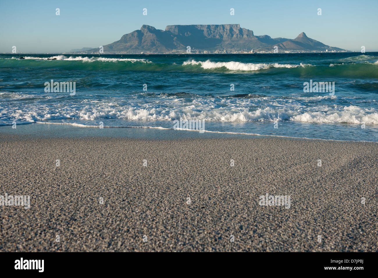 Vistas de Table Mountain desde Bloubergstrand, Cape Town, Sudáfrica Foto de stock