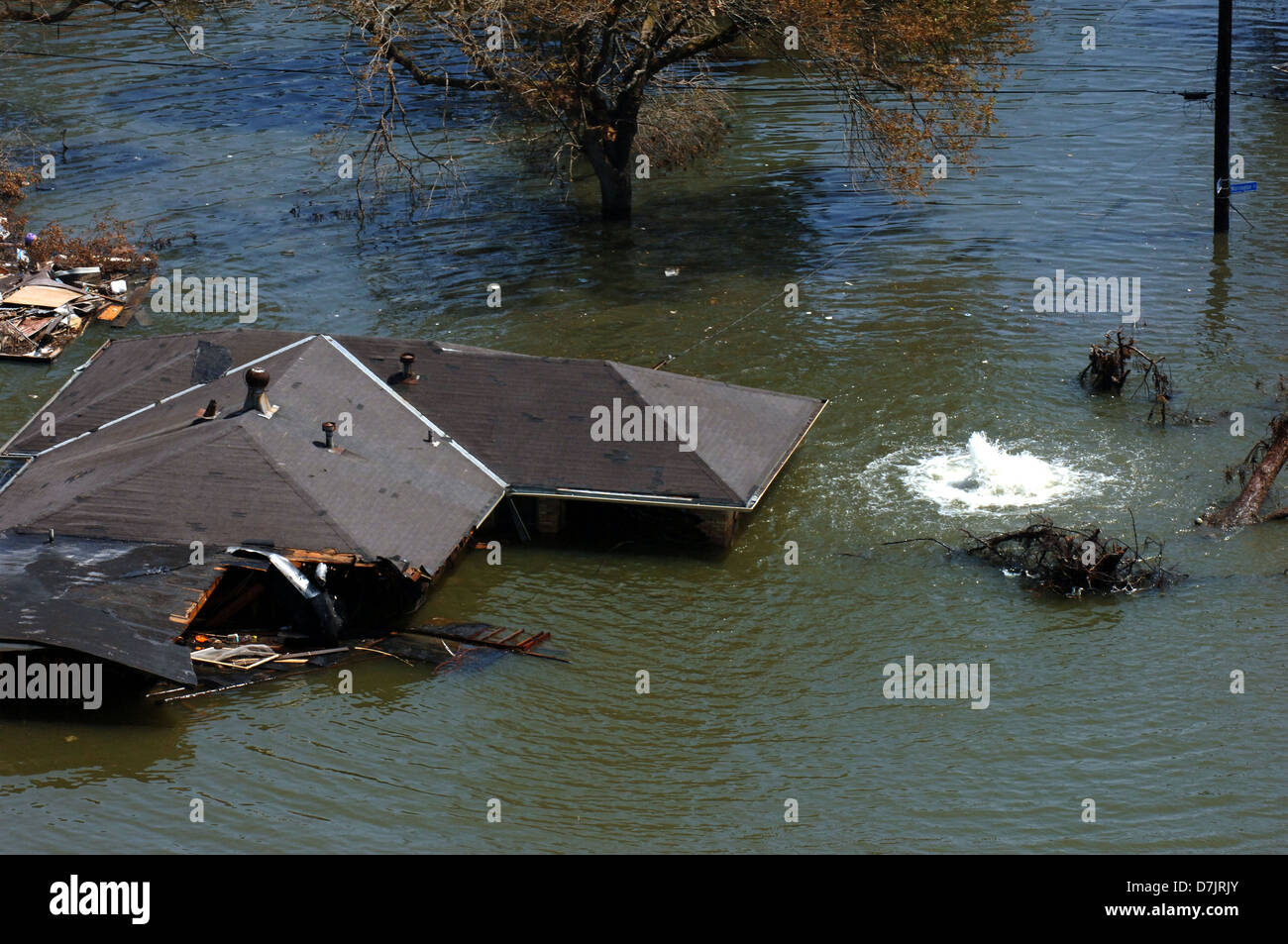 Vista aérea de la fuga de gas burbujea a través de las masivas inundaciones causadas por el Huracán Katrina 8 de septiembre de 2005 en Nueva Orleans, Luisiana. Foto de stock