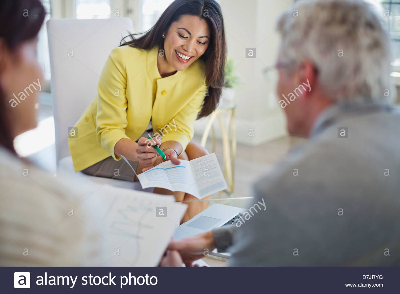 Asesor Financiero femenina trabaja con pareja en casa Foto de stock