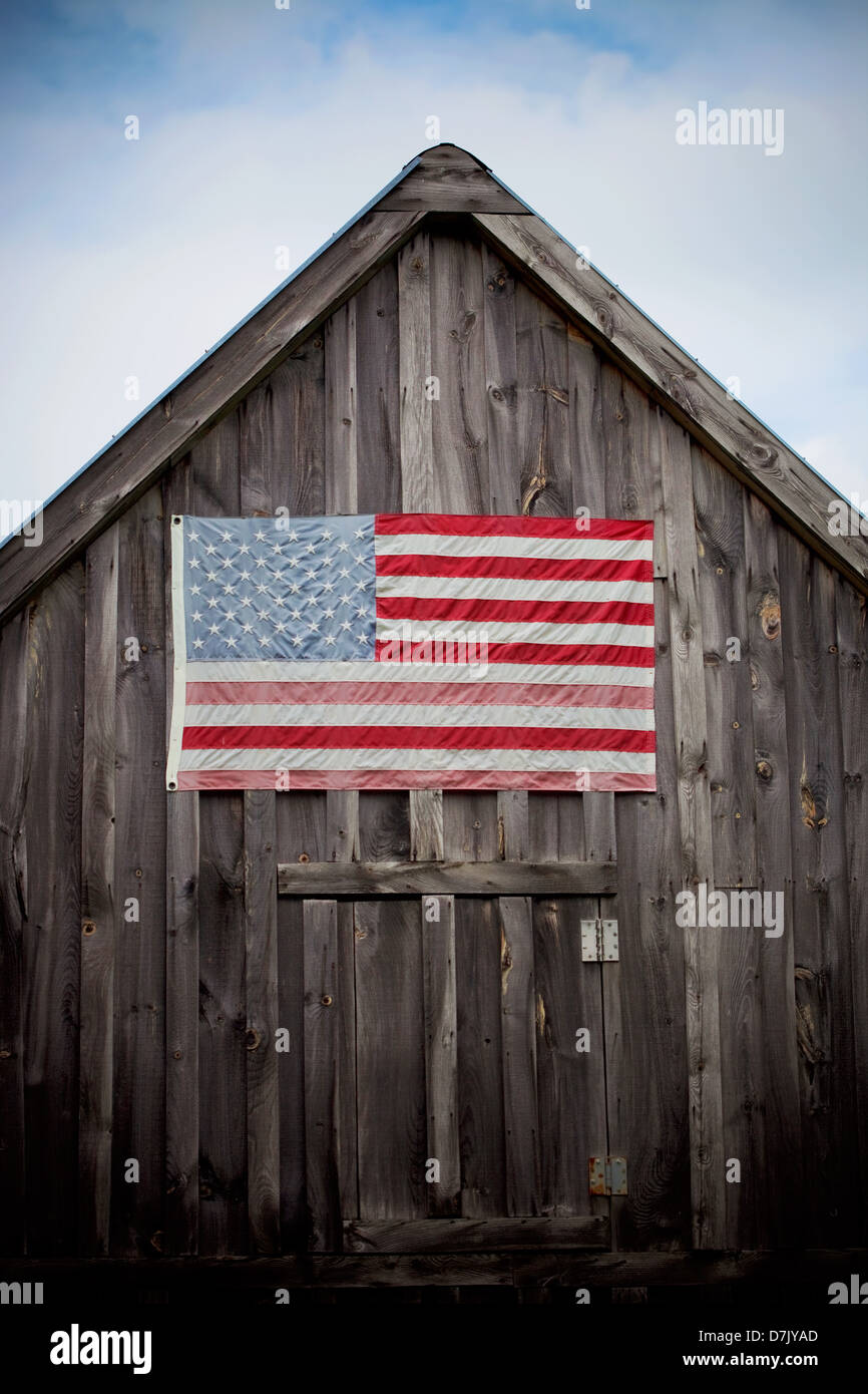 Un viejo granero con bandera estadounidense Foto de stock