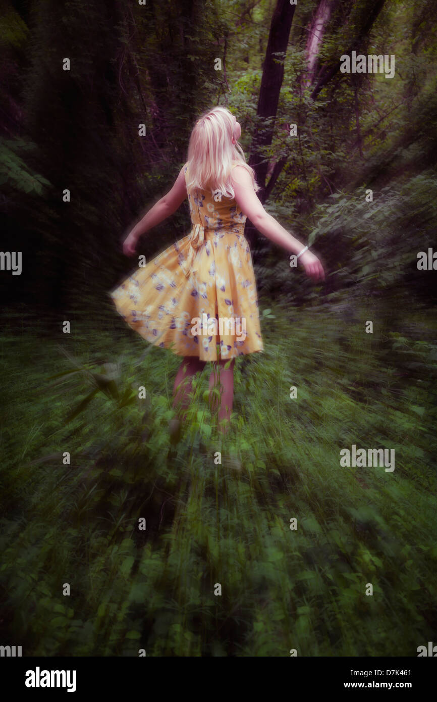 Chica en vestido amarillo bailando fotografías e imágenes de alta  resolución - Alamy