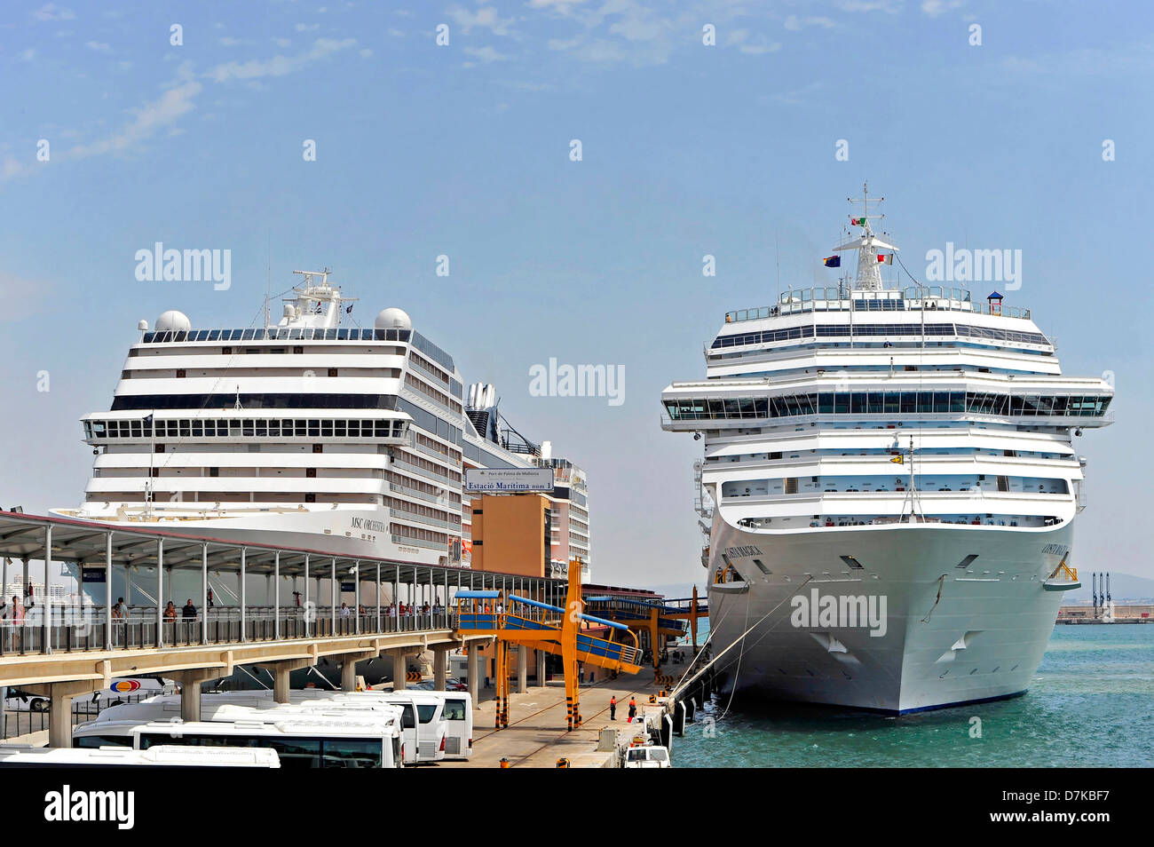 Cruceros en el puerto de genova fotografías e imágenes de alta resolución -  Alamy