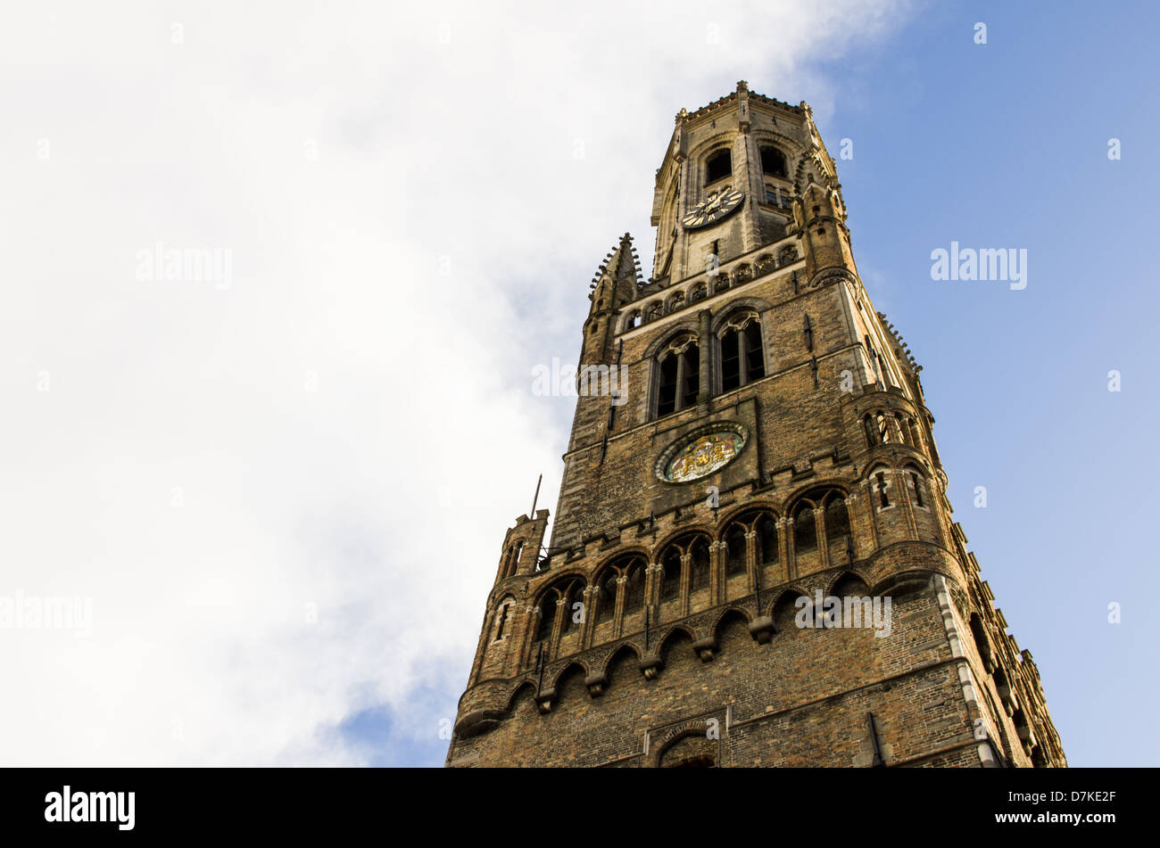 Una vista hacia arriba de Belfort van Brugge Foto de stock