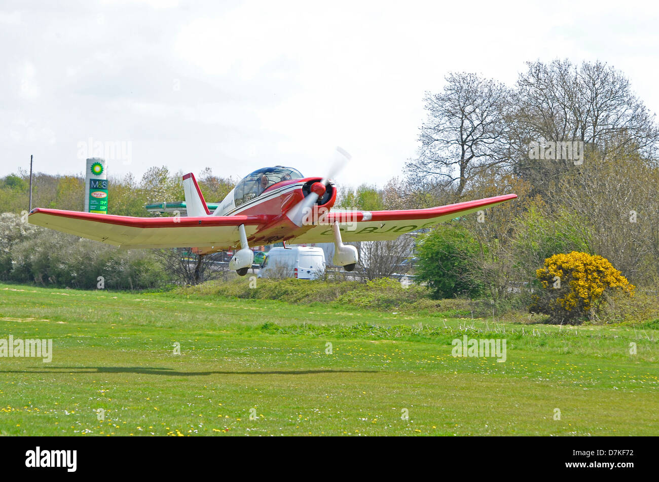 Jodel D150 aviones ligeros que acaba de quitar de una pista de aterrizaje de hierba. Foto de stock