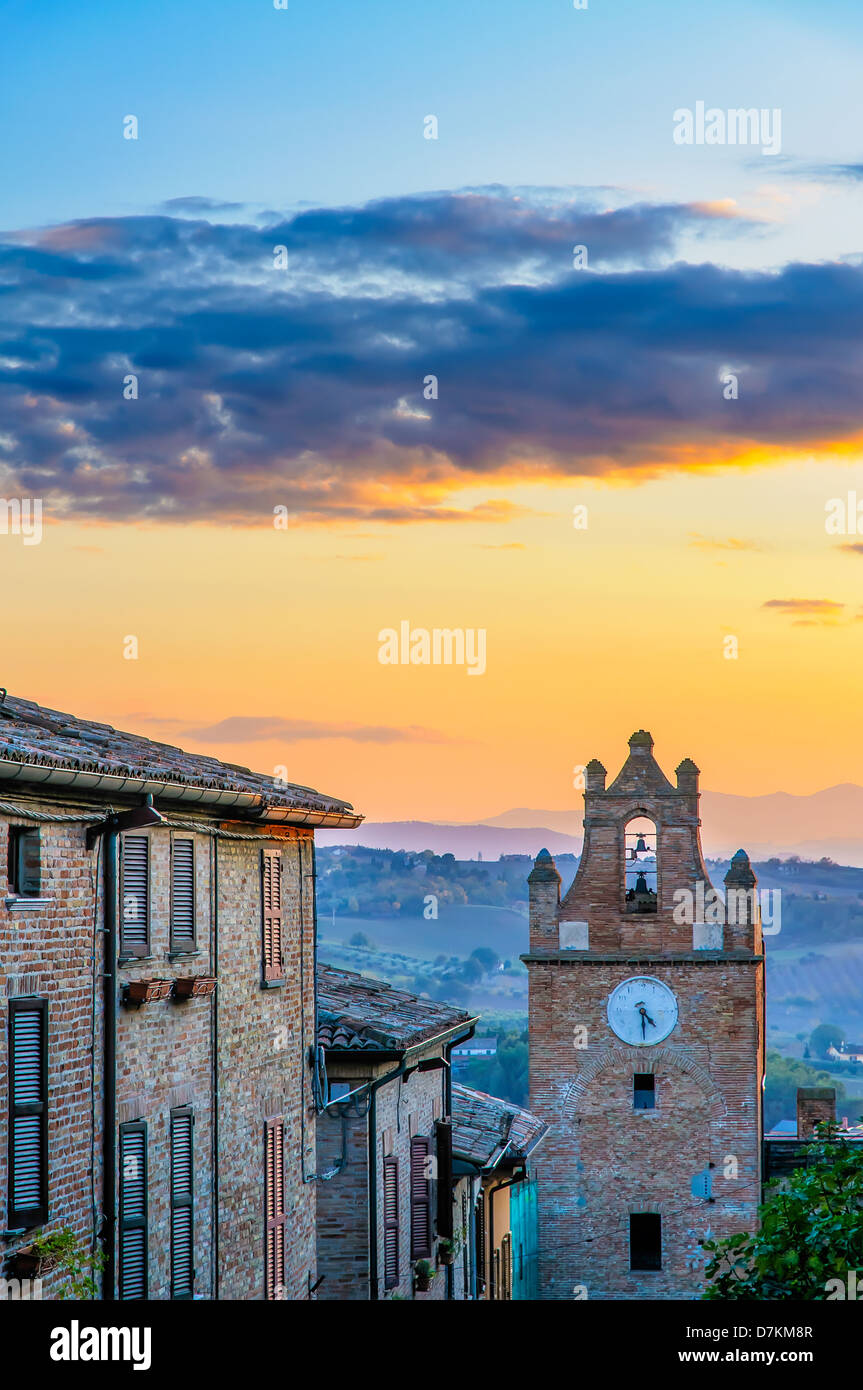 Vista de la puesta de sol sobre el campanario de Gradara en Italia Foto de stock