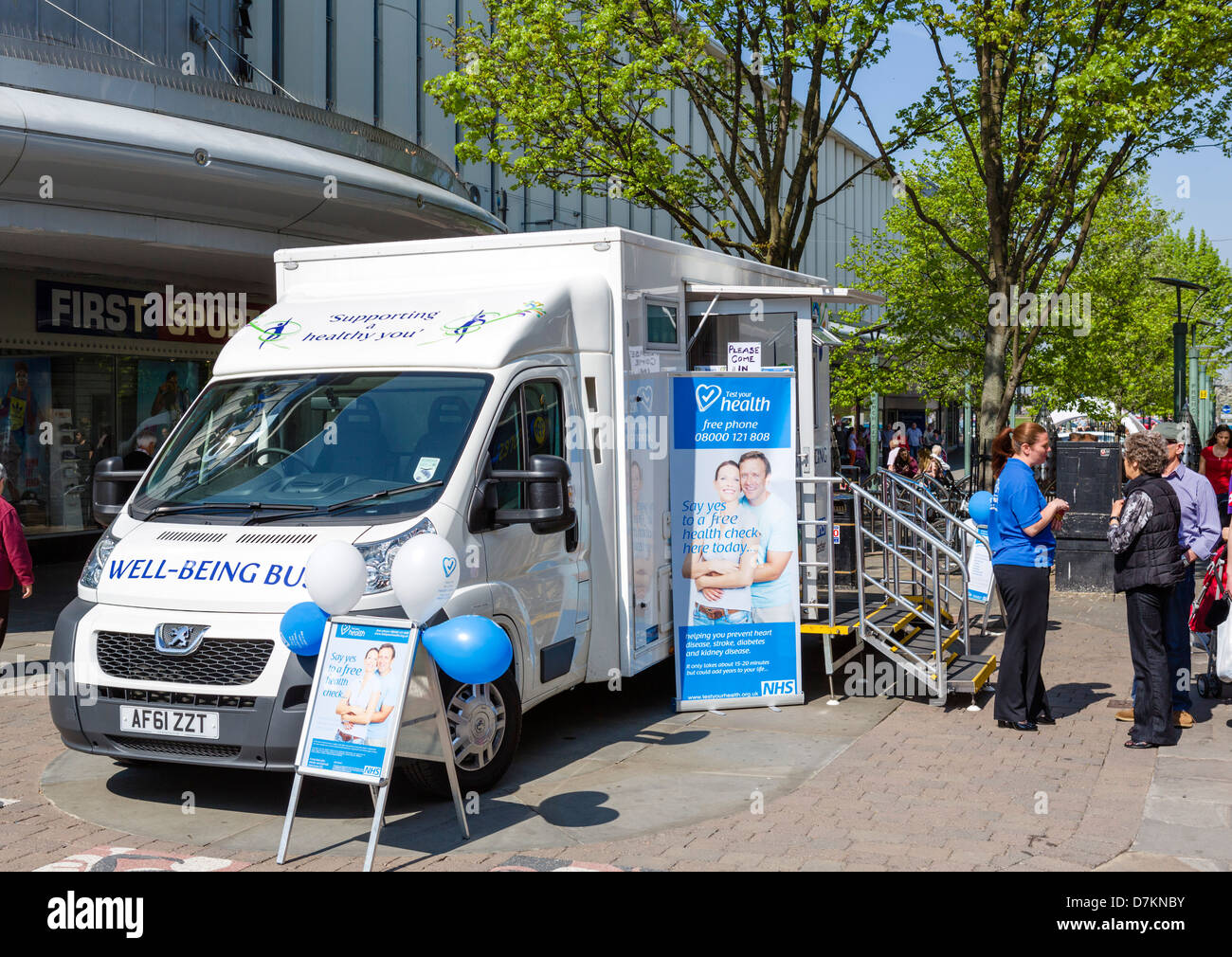 El NHS Bienestar dar libre Bus controles sanitarios en el centro de la ciudad, Doncaster, South Yorkshire, Inglaterra, Reino Unido. Foto de stock
