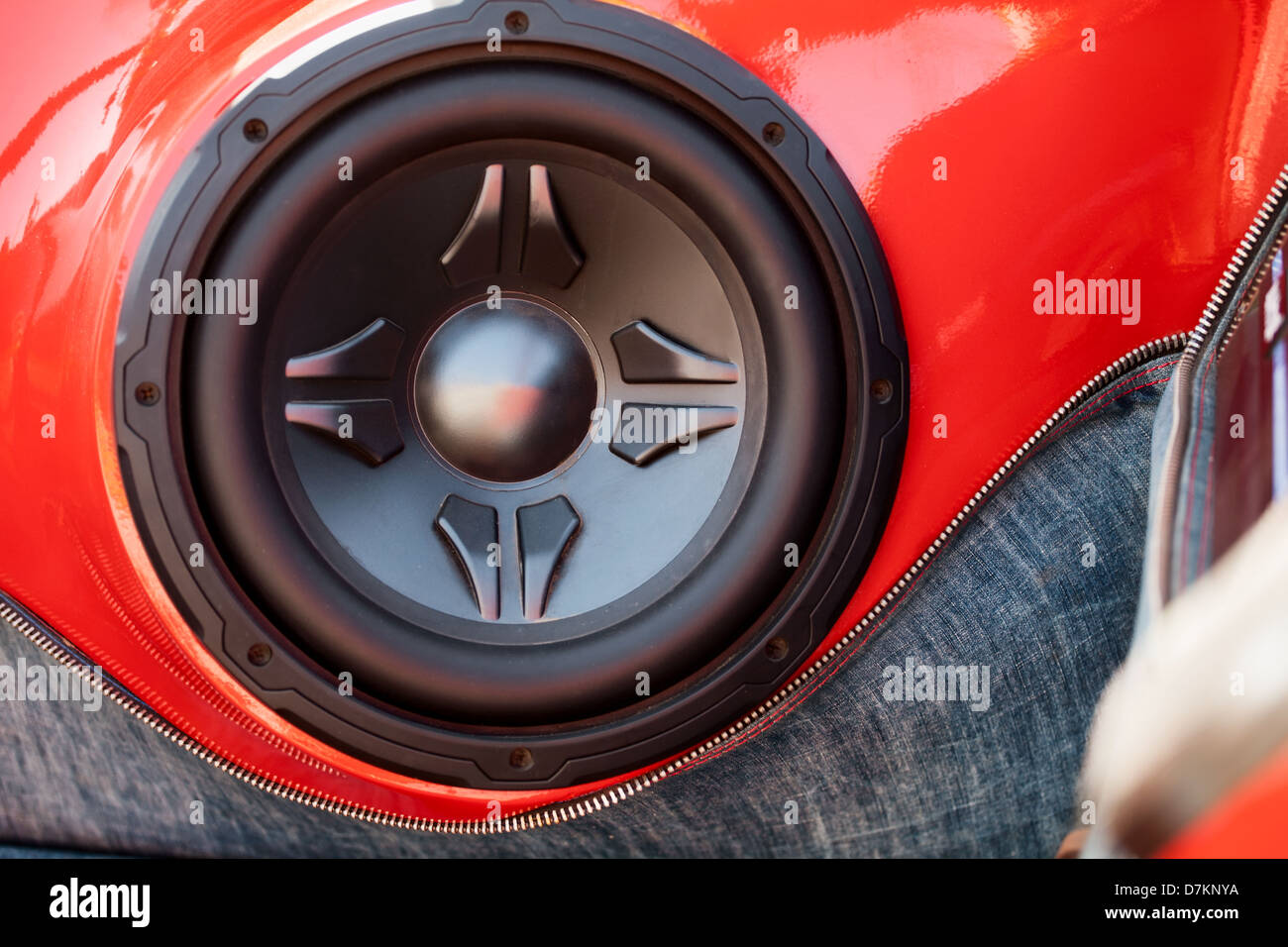 El sistema de audio del coche closeup altavoz rojo Foto de stock
