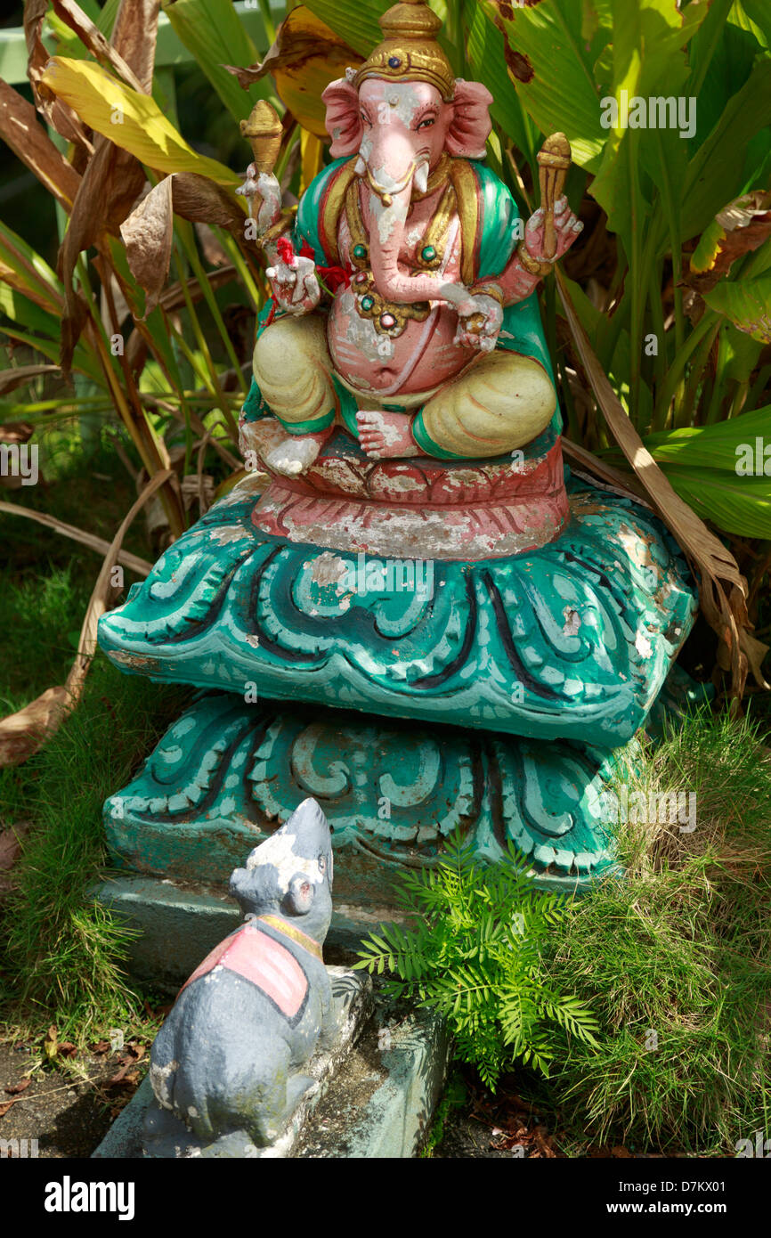 Una estatua de la deidad hindú Ganesh en Penang Hill templo hindú ...
