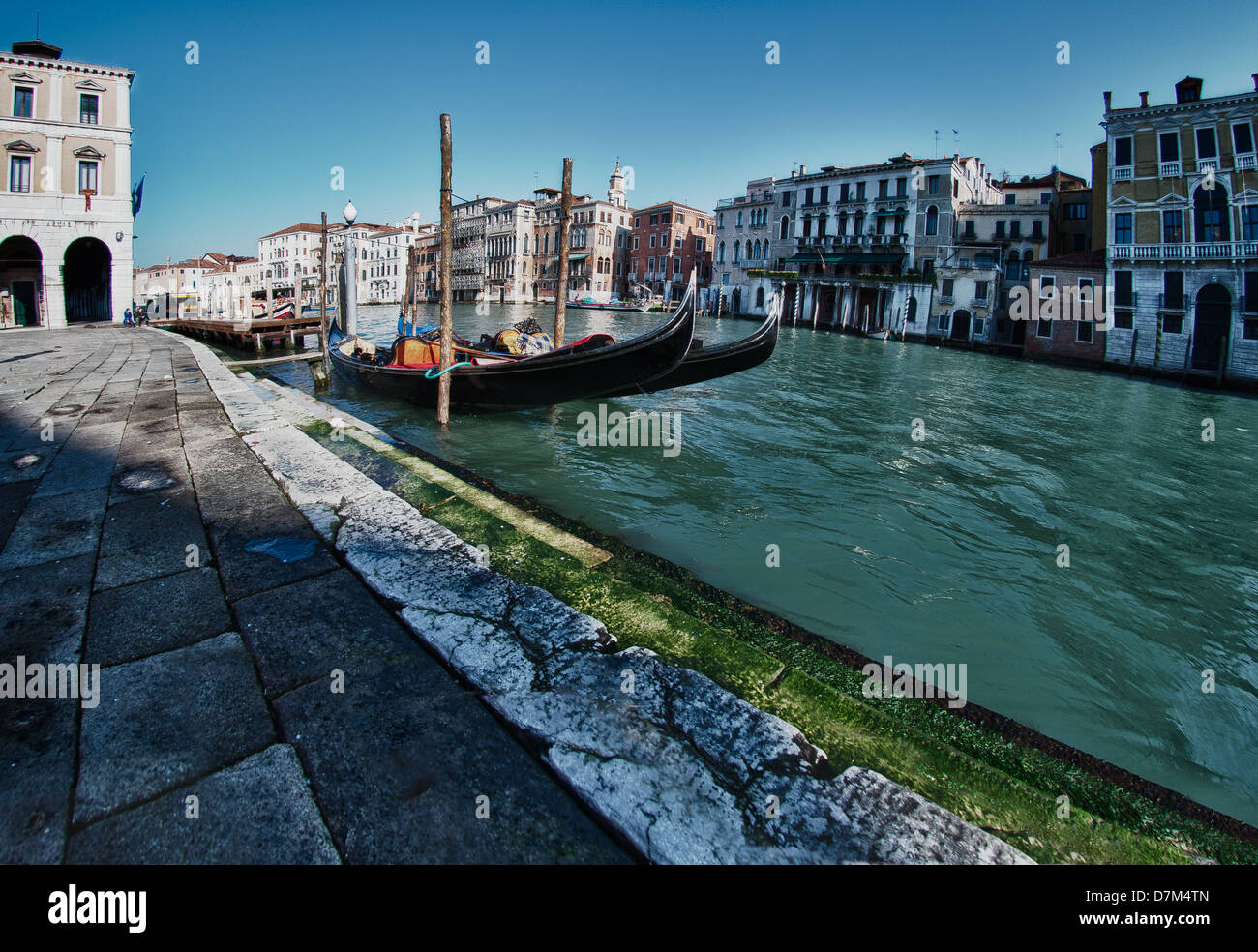 La góndola en un canal de Venecia Foto de stock
