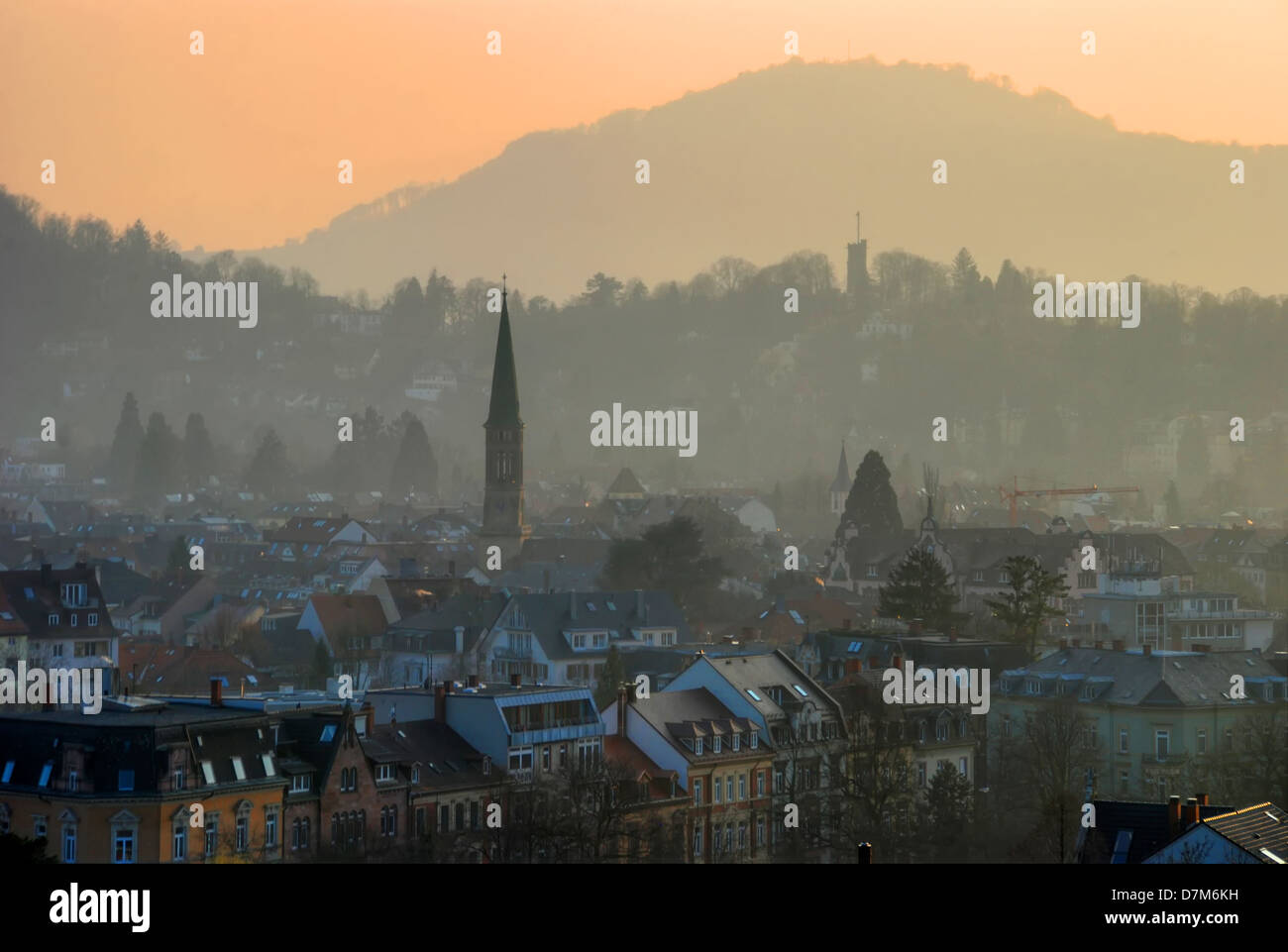 Black Forest Hills al atardecer, visto desde Freiburg Foto de stock