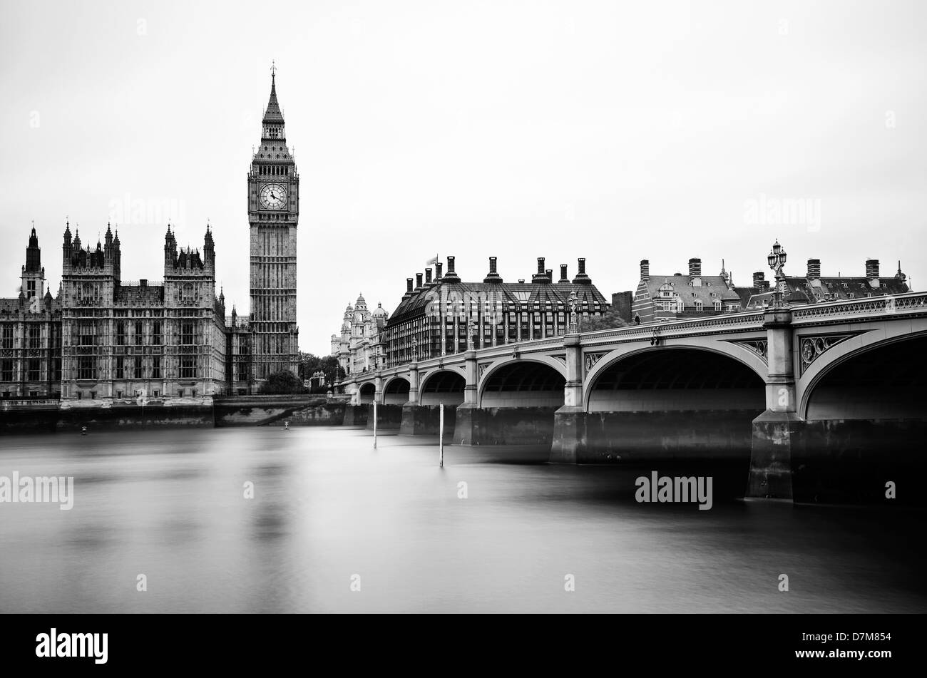 Vista hacia el Palacio de Westminster y el puente de Westminster, London, UK Foto de stock