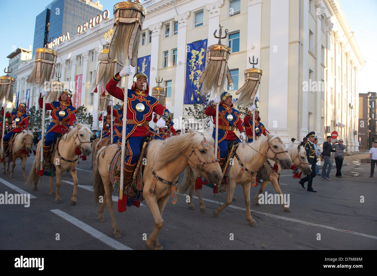 Durante el inicio de la brigada de caballos mongoles de Naadam Foto de stock