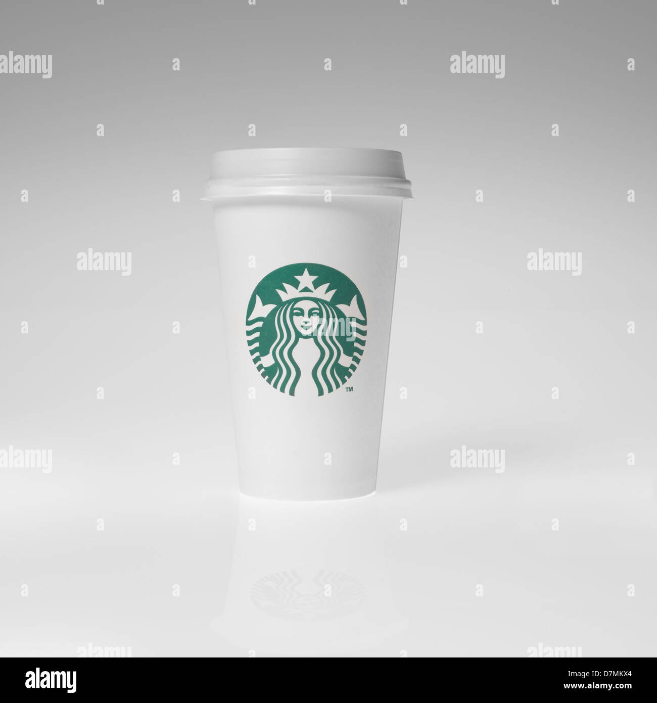 Starbucks para llevar taza sobre fondo blanco. Foto de stock