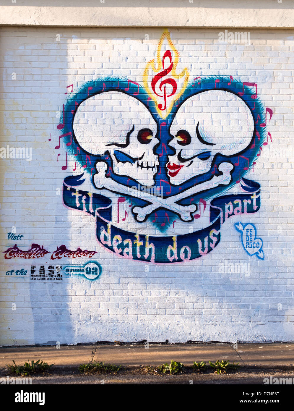 Hasta que la muerte nos separe los grafitis callejeros en Austin, Texas, el artista Federico Archuleta Foto de stock