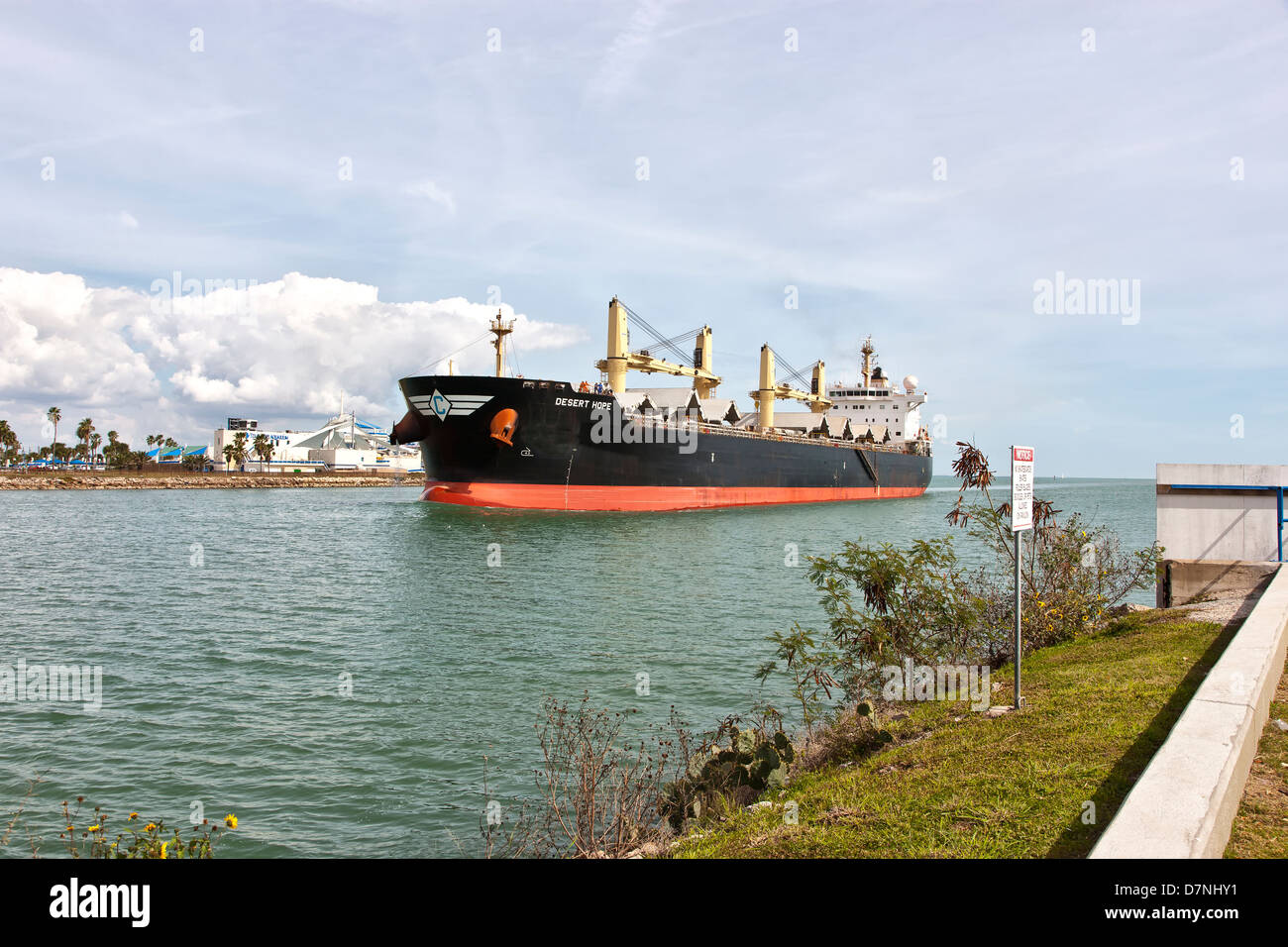 Carguero transporta grano, entrar en el puerto de Corpus Christi. Foto de stock