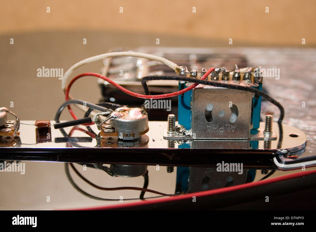 Componentes electrónicos de una guitarra eléctrica tipo telecaster  Fotografía de stock - Alamy